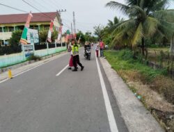 Strong Point Pagi, Personil Polsek Syamtalira Bayu Bantu Pelajar Lintas Jalan dengan Aman