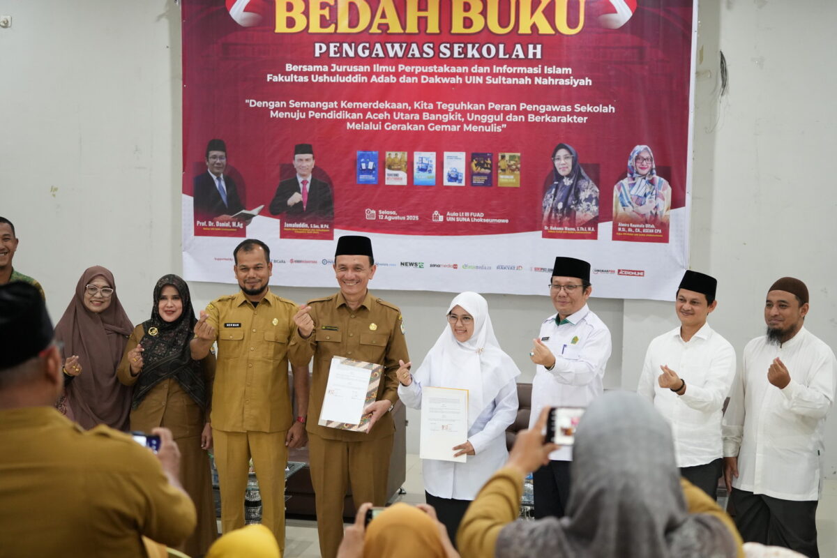 Rektor UIN Sultanah Nahrasiyah, Prof. Dr. Danial, M.Ag, dan Kepala Dinas Pendidikan Aceh Utara, Jamaluddin, S.Pd., M.Pd., dan yang lainnya berpose "cinta" saat sesi foto bersama usai acara seremonial pembukaan bedah buku.