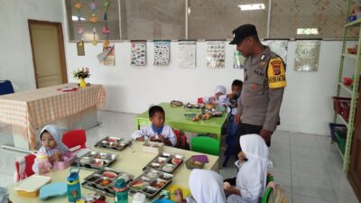Polsek Muara Dua Kawal Distribusi 5.982 Paket Makan Bergizi Gratis