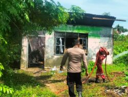 Polsek Dewantara Cepat Tanggap Tangani Kebakaran Rumah di Bangka Jaya