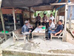 Sat Binmas Polres Lhokseumawe Ajak Warga Desa Tanjung Mesjid Jaga Kamtibmas Lewat Penyuluhan di Warung Kopi