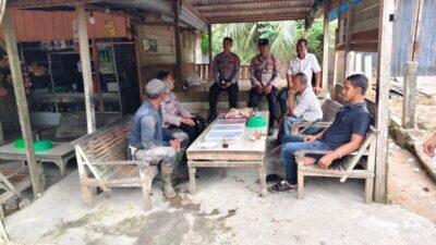 Sat Binmas Polres Lhokseumawe Ajak Warga Desa Tanjung Mesjid Jaga Kamtibmas Lewat Penyuluhan di Warung Kopi