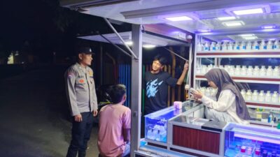 Patroli Malam Polsek Dewantara, Polisi Sapa Warga dan Jaga Situasi Kondusif