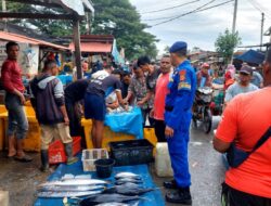 Sat Pol Airud Polres Lhokseumawe Cek Kondisi Ikan di Pusong Baru, Pastikan Bebas dari Bahan Berbahaya