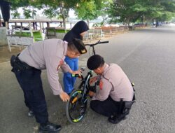 Polisi Bantu Anak-anak Perbaiki Sepeda di Waduk Pusong Saat CFD, Wujud Kepedulian di Tengah Tugas