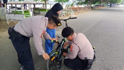 Polisi Bantu Anak-anak Perbaiki Sepeda di Waduk Pusong Saat CFD, Wujud Kepedulian di Tengah Tugas