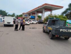 Personel Polsek Muara Dua Antisipasi Antrian BBM dan Amankan Arus Lalu Lintas di SPBU Sawang Keupeula Cunda