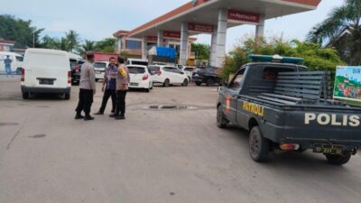 Personel Polsek Muara Dua Antisipasi Antrian BBM dan Amankan Arus Lalu Lintas di SPBU Sawang Keupeula Cunda