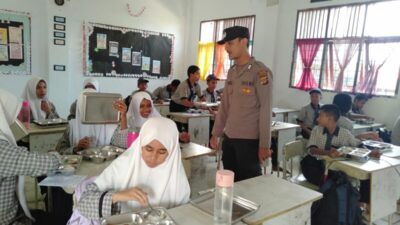 Polsek Muara Satu Kawal Pendistribusian Makan Bergizi Gratis ke Sekolah-Sekolah