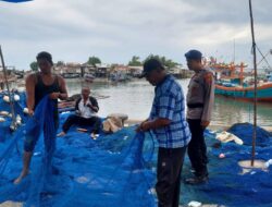 Sat Polairud Polres Lhokseumawe Sapa Nelayan PPI Pusong Lama, Ajak Bersama Wujudkan Laut Aman dan Bersih