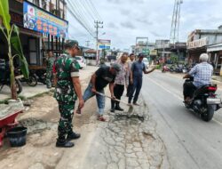 Polisi, TNI dan Perangkat Desa Bersinergi Tambal Jalan Berlubang di Blang Peuria