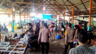 Personel Polsek Muara Satu Laksanakan Patroli Antisipasi Guantibmas di Pasar Batuphat Timur