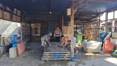 Sat Pol Airud Polres Lhokseumawe Gelar Patroli Dialogis di Pesisir Pusong Baru, Ingatkan Warga Jaga Kebersihan dan Waspadai Premanisme