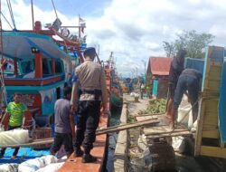 Sat Pol Airud Polres Lhokseumawe Gelar Patroli Dialogis di Pesisir Pusong Lama, Ingatkan Nelayan Waspadai Cuaca Buruk