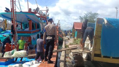 Sat Pol Airud Polres Lhokseumawe Gelar Patroli Dialogis di Pesisir Pusong Lama, Ingatkan Nelayan Waspadai Cuaca Buruk