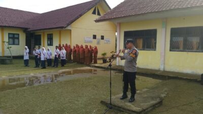 Polsek Meurah Mulia Ajak Pelajar Jauhi Narkoba dan Kenakalan Remaja Lewat Upacara Bendera
