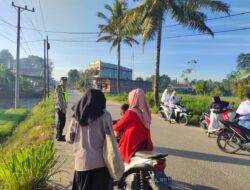 Personel Polsek Nisam Laksanakan Strong Point di Depan SMA Negeri 1 Nisam, Wujudkan Kelancaran Arus Lalu Lintas dan Keamanan Pelajar