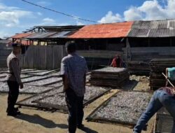 Polairud Polres Lhokseumawe Sambangi Warga Pesisir, Pantau Aktivitas Ekonomi di Sentra Ikan Asin Pusong Baru