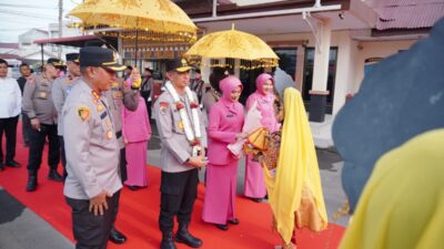 Kapolres Lhokseumawe Sambut Kapolda Aceh, Berikan Arahan Kepada Personil dan Serahkan Bingkisan Kepada Mantan Kombatan GAM