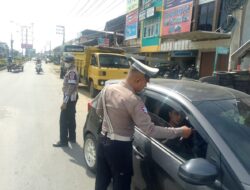 Satlantas Polres Lhokseumawe Bagikan Brosur Keselamatan, Ajak Pengguna Jalan Tertib Berlalu Lintas