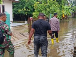 Kapolsek Muara Batu Tinjau Desa Terdampak Genangan Air Akibat Hujan Tinggi