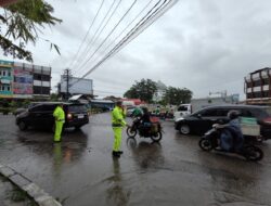 Ops Zebra Seulawah 2025, Satlantas Polres Lhokseumawe Sampaikan Imbauan Keselamatan di Tengah Hujan