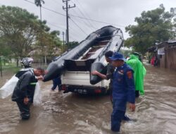 Polair Polres Lhokseumawe Kerahkan Perahu Karet, Evakuasi Warga Terdampak Banjir Dipercepat