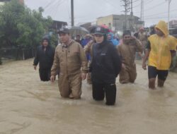 Wali Kota dan Ketua TP PKK Lhokseumawe Terjun Langsung Salurkan Bantuan untuk Warga Terdampak Banjir