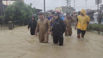 Wali Kota dan Ketua TP PKK Lhokseumawe Terjun Langsung Salurkan Bantuan untuk Warga Terdampak Banjir