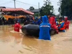 Polres Lhokseumawe Kembali Kerahkan Perahu Karet untuk Evakuasi Warga Terdampak Banjir