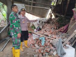 Rumah Warga Tertimpa Longsor, Polsek Muara Dua Evakuasi Lansia dan Cek Lokasi Bencana