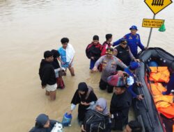 Patroli Polisi Penolong, Tim SAR Polres Lhokseumawe Evakuasi Warga Terjebak Banjir