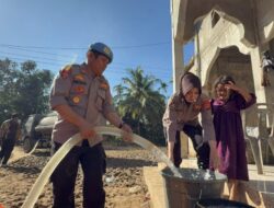 Warga Terharu, Polres Lhokseumawe Salurkan Air Bersih Bertahap ke Tiga Desa Terdampak Banjir di Sawang