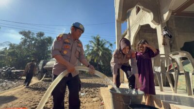 Warga Terharu, Polres Lhokseumawe Salurkan Air Bersih Bertahap ke Tiga Desa Terdampak Banjir di Sawang