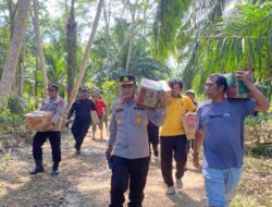 Kapolres Lhokseumawe Tempuh Jalan Longsor Sejauh 1 Km untuk Serahkan Bantuan Sembako kepada Warga Terdampak Banjir di Nisam