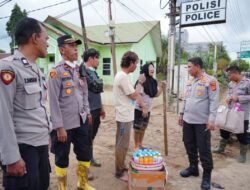 Di Tengah Banjir dan Rumah Terendam, Bripka Maulizar Tetap Selamatkan Warga, Kapolres Lhokseumawe Datang Beri Apriasiasi dan Motivasi
