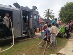 Kapolres Lhokseumawe Kerahkan Rantis AWC untuk Distribusi Air Bersih ke Warga Terdampak Banjir di Muara Batu