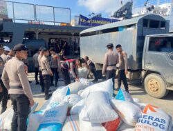 Polres Lhokseumawe Jemput Bantuan Sosial Pemerintah Pusat di Pelabuhan Krueng Geukuh untuk Korban Banjir