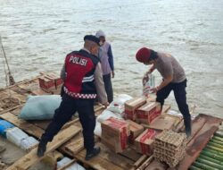 Personel Polres Lhokseumawe Gunakan Rakit Salurkan Bantuan ke Desa Gunci