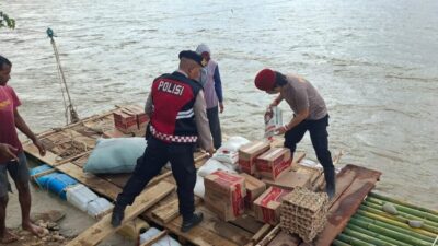 Personel Polres Lhokseumawe Gunakan Rakit Salurkan Bantuan ke Desa Gunci
