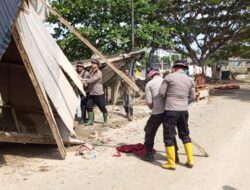 Polres Lhokseumawe Bersihkan Puing Banjir di Jalan Malikussaleh, Kapolres : Akses Warga Harus Segera Pulih