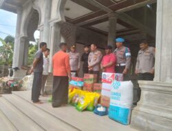 Polres Lhokseumawe Bantu Warga Nibong, Sembako Diserahkan di Meunasah Gampong