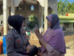 Sentuhan Lembut di Tengah Bencana : Brigadir Farah Hibur Anak dan Dampingi Ibu Korban Banjir di Posko Pengungsi