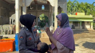 Sentuhan Lembut di Tengah Bencana : Brigadir Farah Hibur Anak dan Dampingi Ibu Korban Banjir di Posko Pengungsi