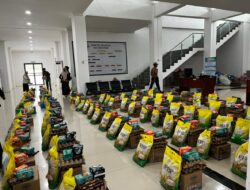 UIN SUNA Salurkan 300 Paket Sembako untuk Mahasiswa Korban Banjir
