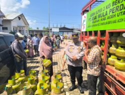 Polsek Dewantara Amankan Penyaluran Gas Elpiji 3 Kg bagi Warga Terdampak Banjir