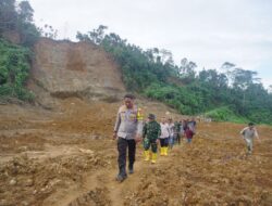Kapolres Lhokseumawe Tinjau Lhok Pungki yang Hilang Disapu Banjir, Tempuh Medan Berat Demi Temui Warga