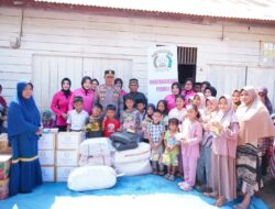 Kapolres Lhokseumawe dan Ketua Bhayangkari Salurkan Bantuan Sembako untuk Dua Desa Terdampak Banjir dan Longsor di Nisam