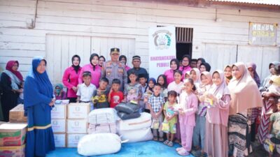 Kapolres Lhokseumawe dan Ketua Bhayangkari Salurkan Bantuan Sembako untuk Dua Desa Terdampak Banjir dan Longsor di Nisam