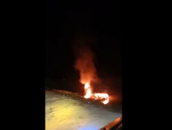 Truk Bantuan Logistik Mogok di Langkahan, Warga Ambil Bantuan dan Diduga Membakar Kendaraan